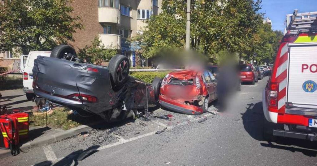 Accident grav în Cluj-Napoca: Un autoturism s-a tamponat cu alt autovehicul, după care s-a răsturnat peste două mașini parcate