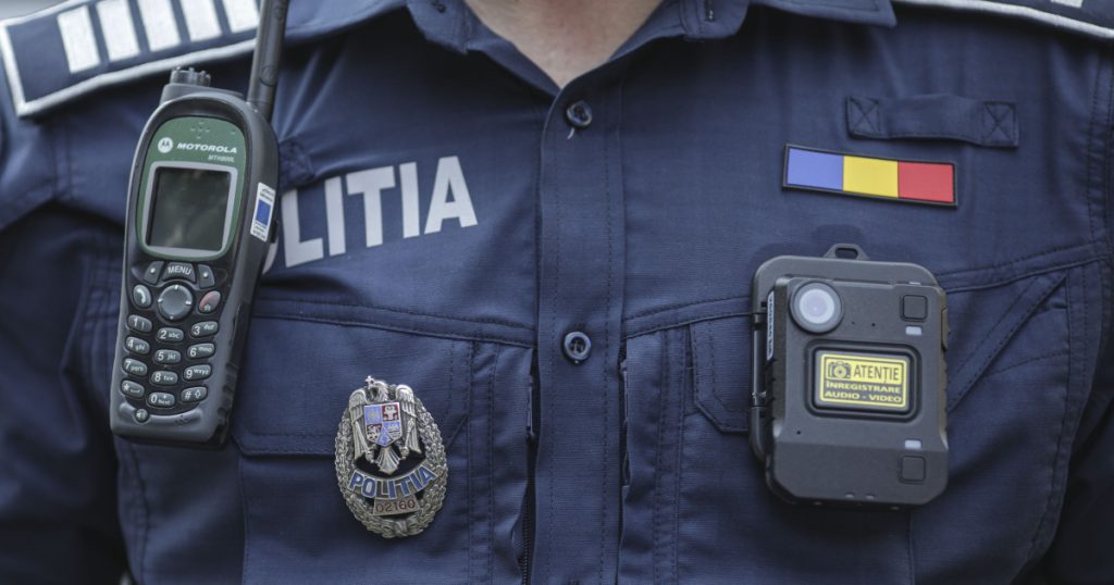 Polițist reținut și cercetat sub control judiciar pentru șase infracțiuni. Agentul și-a înșelat inclusiv șefii, pentru bani