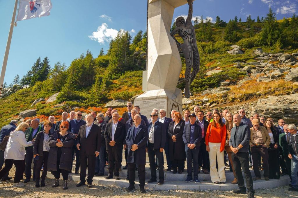 Sergiu Marcu, component al echipei implicate în realizarea Monumentului „Transfăgărășan 50”, proiect al lui Gheorghe Badea și GIC Pitești. Datorită lui, numele Câmpulungului apare pe un pergament amplasat lângă statuie