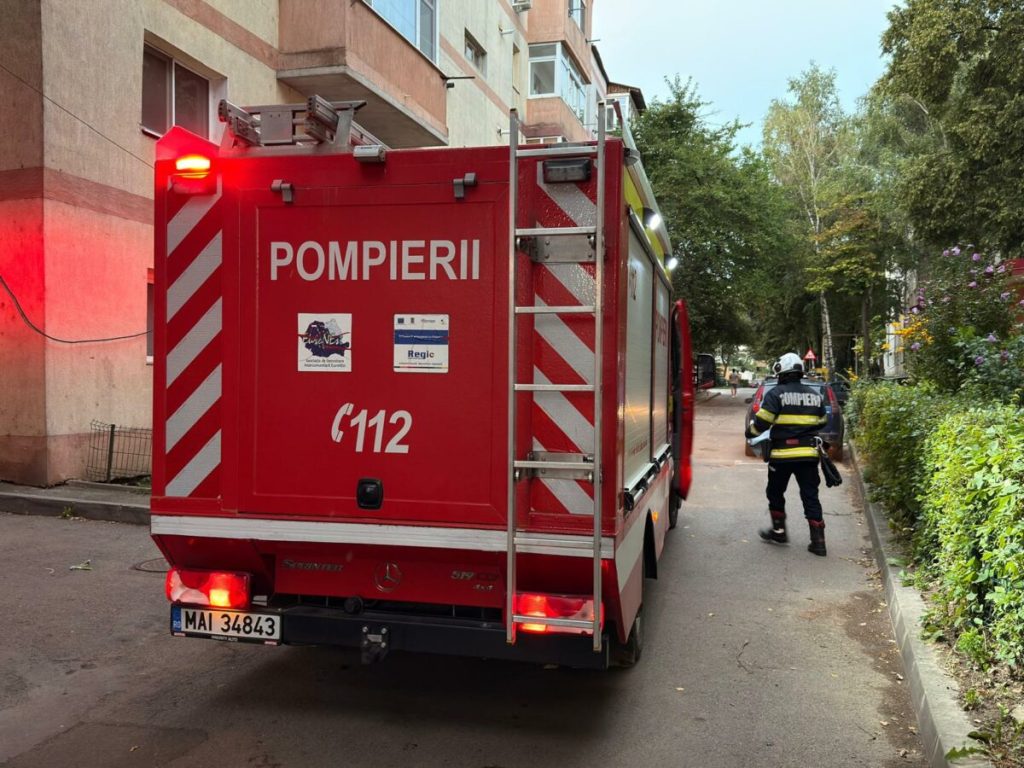 Acoperișul unui bloc, în flăcări la Suceava. Pompierii intervin cu cinci autospeciale de stingere