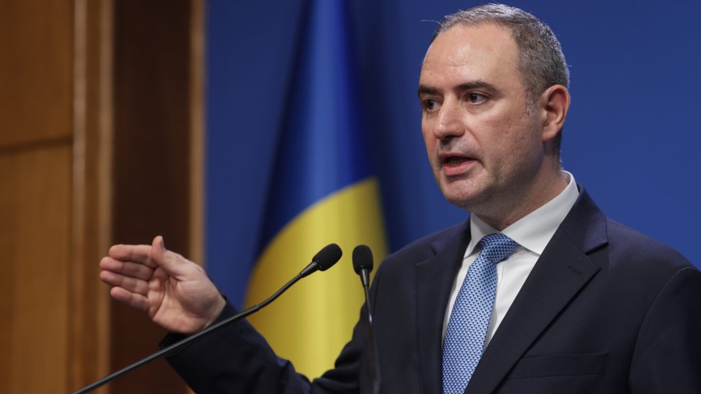 România scapă momentan de retrogradare. S&P a reconfirmat ratingul suveran al țării la nivelul „BBB-” cu perspectivă negativă | AUDIO
