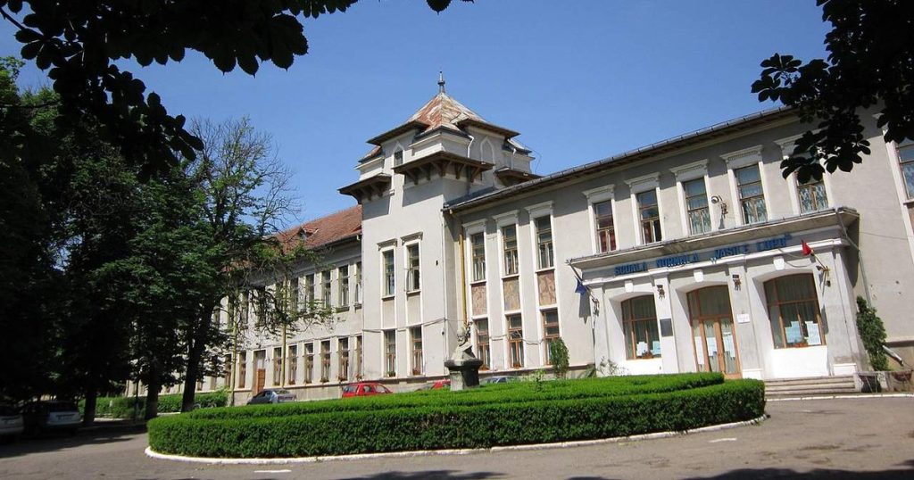 Bătaie între două profesoare la un colegiu de top din Iași. Martor: „În următoarea secundă, s-a năpustit la gâtul ei lovind-o cu aparatul de fumat”