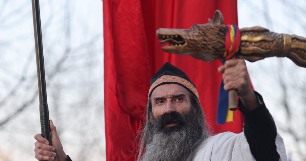 Scandal la Arestul Central cu Stegarul Dac: susținătorul lui Călin Georgescu a fost reținut și este cercetat pentru ultraj. Ce a făcut