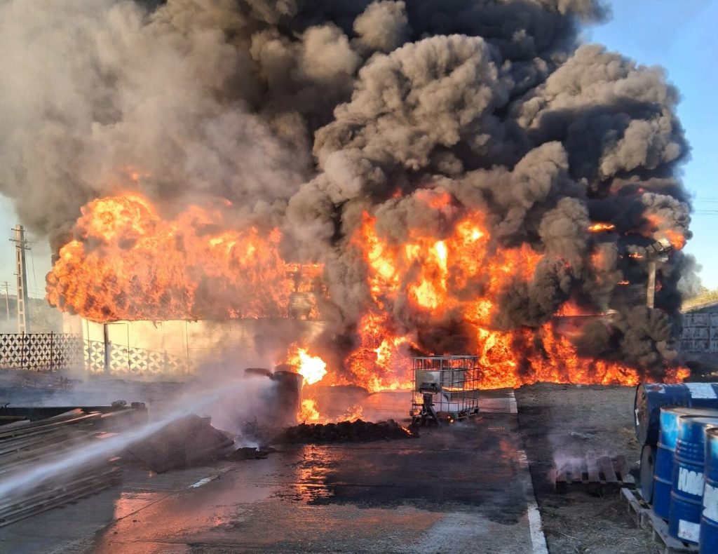 Incendiu la o hală din Sutești, unde erau depozitate vopsea și diluant. Au fost emise două mesaje RO-ALERT