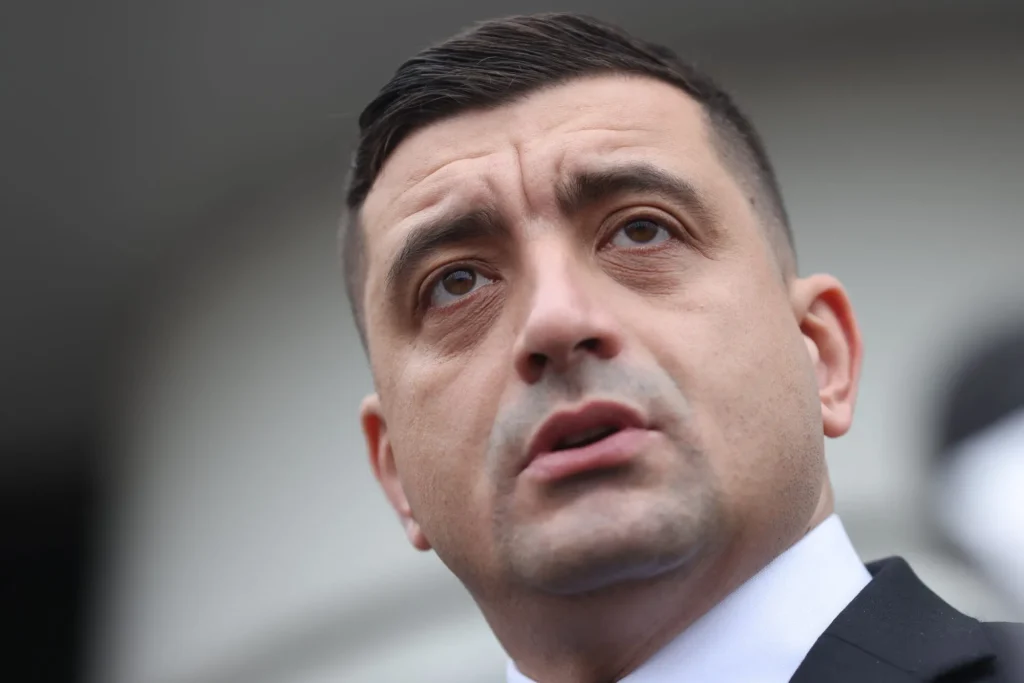 Simion face un nou apel la „mobilizare”, inclusiv în diaspora. „Sunt în Polonia unde spun participanților internaționali cum a fost arestat Călin Georgescu”