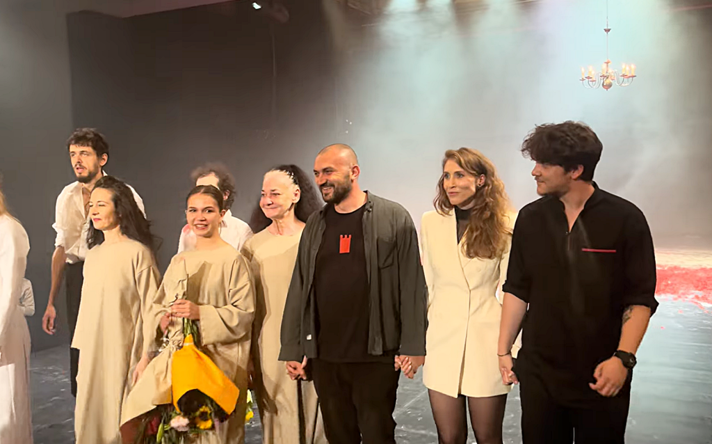 Vânătorii de „acriși”: spectatorii care străbat toată țara ca să vadă spectacolele lui Dumitru Acriș