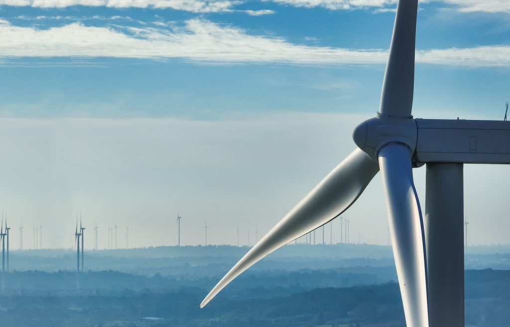 Cel mai mare proiect eolian din ultimul deceniu a pornit în județul vecin cu Prahova