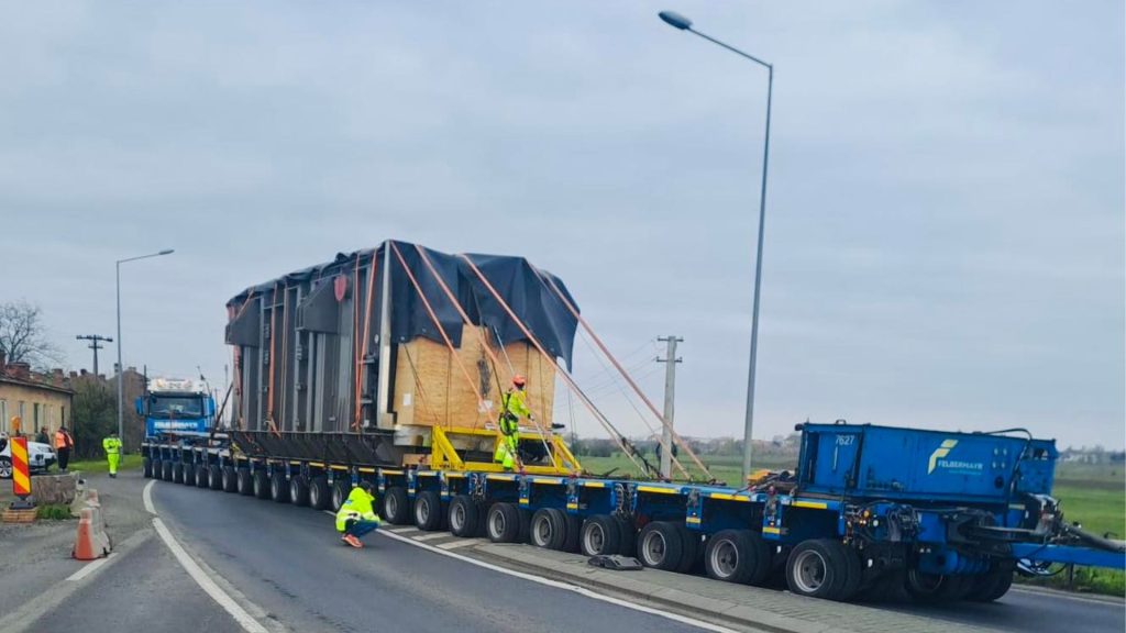 Transporturi agabaritice de până la 130 de tone pe drumurile din România. Traseele anunțate de Poliția Română