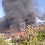 Pompierii au reuşit să stingă incendiul care a izbucnit joi seară la o staţie de sortare a deşeurilor din apropierea municipiului Sibiu / Cauza şi pagubele nu au fost încă stabilite