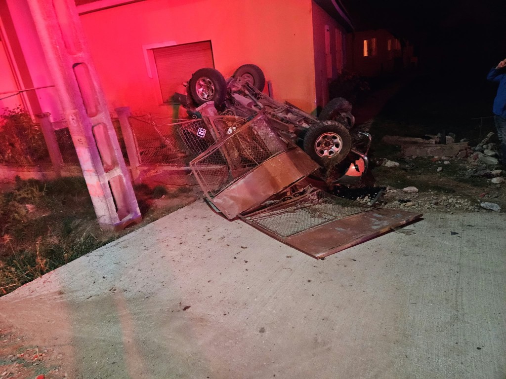 FOTO. Accident în Culciu. O mașină a ”zburat” într-o casă!