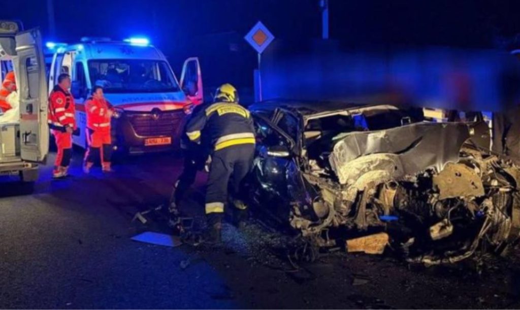 Eveniment rutier grav, în apropierea localității Onești. Un bărbat și-a pierdut viața, iar alte două persoane au ajuns la spital după ce mașina în care se aflau s-a lovit de un pilon