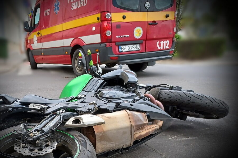Impact violent între un autoturism și o motocicletă