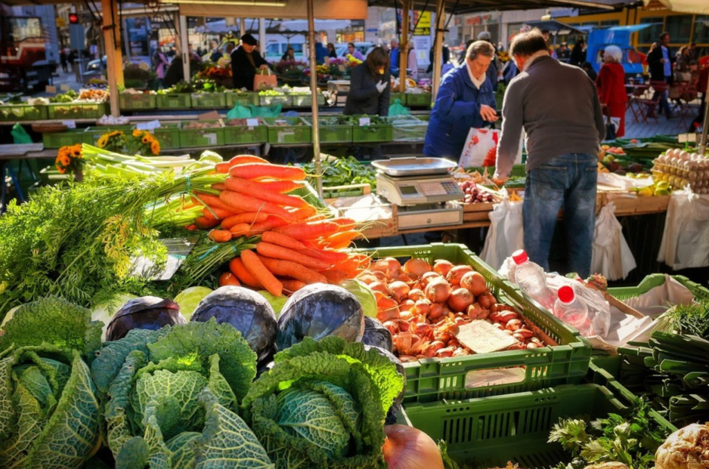 FOTO Clienții au fugit din piețe în supermarketuri. Legumicultorii rămân cu tarabele pline. „Efectiv pierdem timpul în piață.”