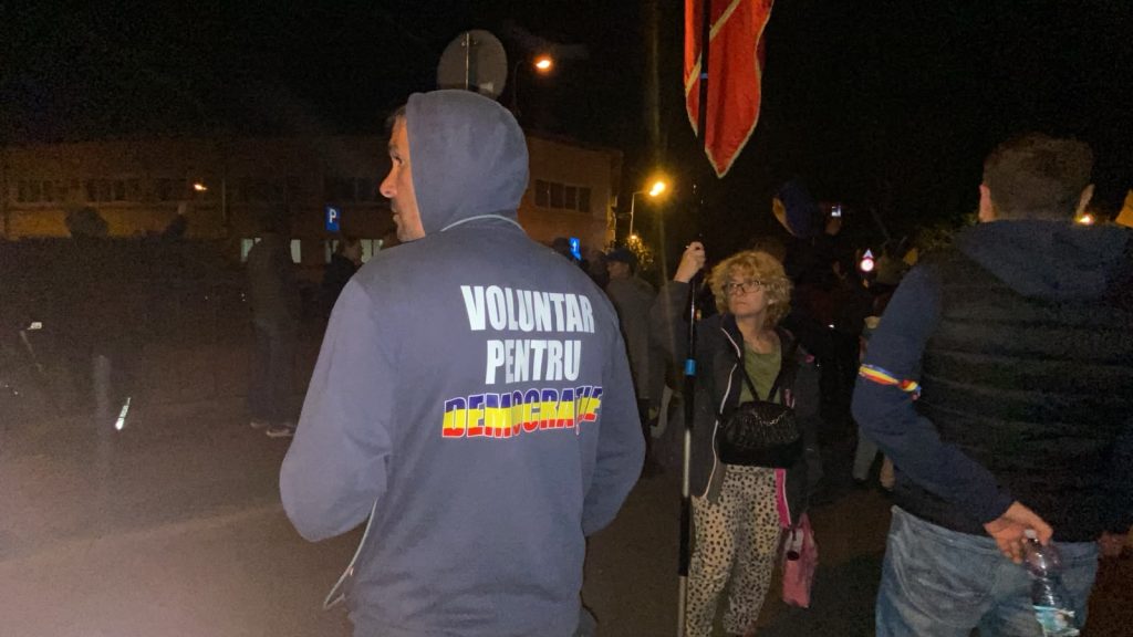 VIDEO Aproximativ 2.000 de persoane s-au strâns duminică seara în fața Arestului Central pentru a cere eliberarea pro-rusului Călin Georgescu