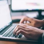 Românii caută soluții pentru venituri mai mari: 38% vor un al doilea job, iar 37% vor să plece pentru un salariu mai bun