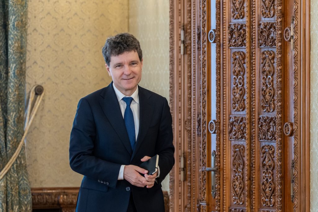 Nicușor Dan începe astăzi consultările cu partidele pentru desemnarea unui nou premier. ACTUALIZARE: George Simion nu merge la Cotroceni. Cine conduce delegația AUR