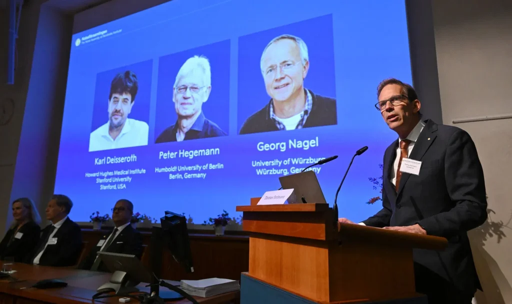 Premiul Nobel pentru Medicină a fost acordat în 2026 pentru descoperiri legate de optogenetică și canale ionice activate de lumină