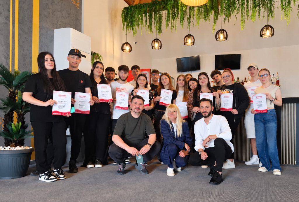 Ce o să fac după liceu? Poate nota de la Bac mă va face să înțeleg unde să mă duc / Patru elevi, despre cum îi ajută un program de orientare în carieră, în țara cu cei mai mulți tineri NEET din Uniunea Europeană
