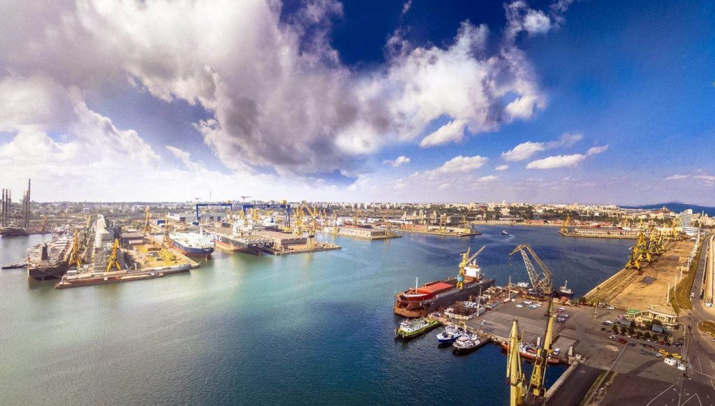 Unsprezece membri ai echipajului unei nave scufundate în Marea Neagră, salvaţi