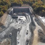 FOTO Ziua cârtiței se apropie! Platforma destinată montării și lansării TBM-ului care va fora Tunelul Poiana, pe Secțiunea 3 Cornetu–Tigveni a Autostrăzii Sibiu–Pitești, este aproape finalizată