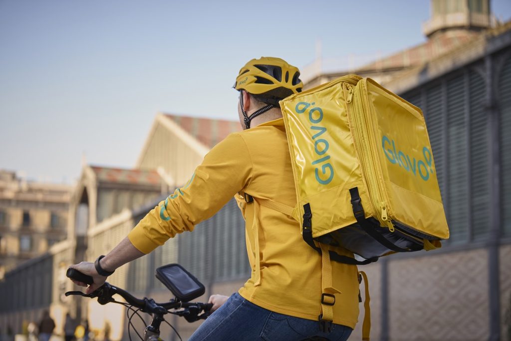 Glovo devine partener eMAG Genius. Abonații Premium și Elite primesc beneficii la livrările prin Glovo