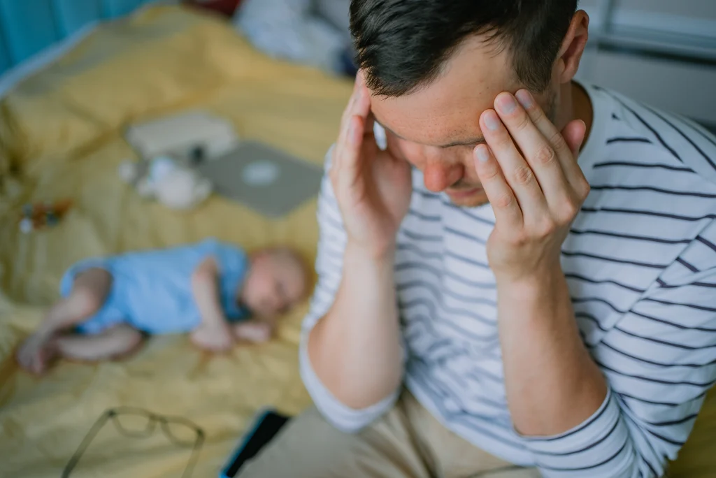 Ești tată și jobul și familia te sufocă.  Adevărul ascuns despre burnout-ul parental la bărbați și cum să supraviețuiești acestei perioade