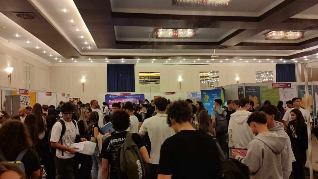 VIDEO FOTO. Visul de a studia în străinătate începe la Cluj. Peste 1.000 de tineri au venit la târgul universităților