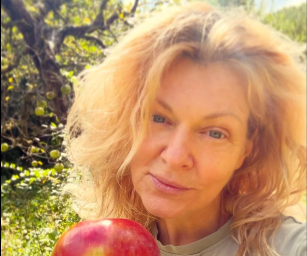 Dana Nălbaru, schimbare de look: „Mi-am băgat foarfeca în păr și l-am tuns singură”. Cum arată acum