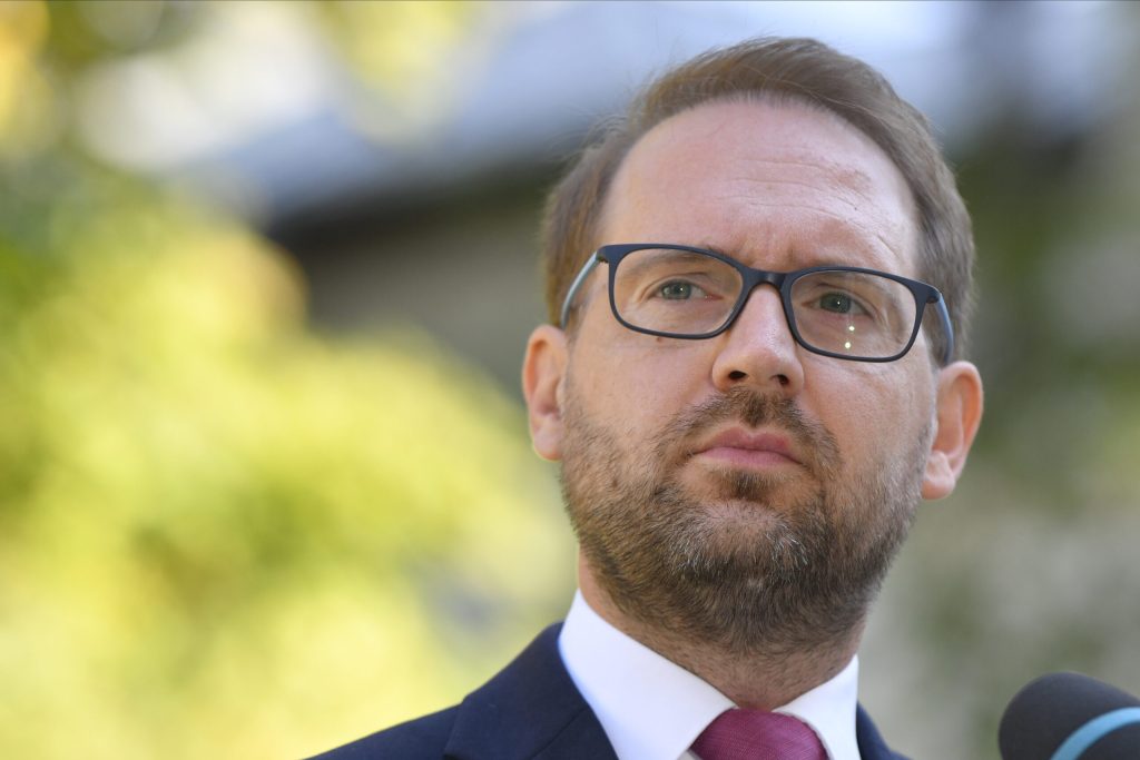 Fritz respinge varianta unui premier independent: „Este dependent de o majoritate în Parlament”. USR exclude un consens cu PSD