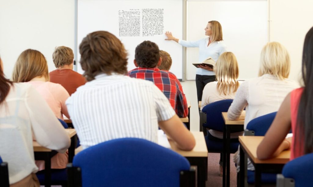 Elevii se pot înscrie la Centrul de Excelență București în perioada 6-10 octombrie, pentru anul școlar 2026-2027. Acte necesare pentru dosar și model de cerere