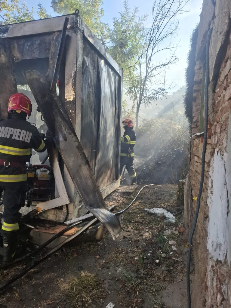 Incendiu la Copăceni: container cuprins de flăcări