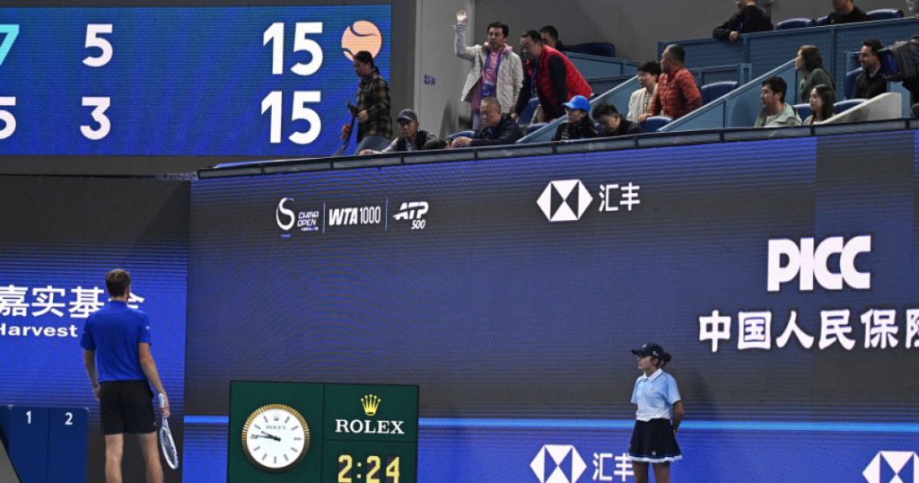 Medvedev, descalificat în meciul cu Djokovic, după ce a lovit un spectator în semifinala de la Beijing. Rusul nu a protestat îndelung