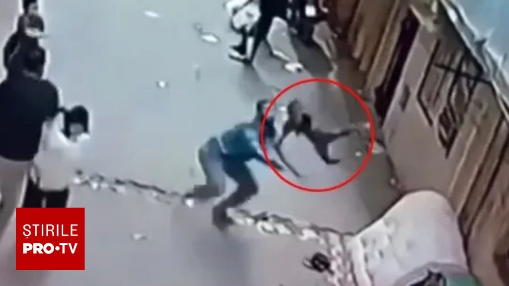 Un băiețel a căzut de la etajul al doilea al unui bloc din Egipt. Un vecin l-a prins în ultima clipă și i-a salvat viața