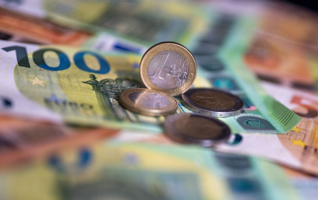 Cât sunt dividendele acordate de bănci şi asigurători într-un an: în jur de 1,4 mld. euro. Soldul ISD din bănci şi asigurări a urcat în 2025 la un record de peste 20 mld. euro