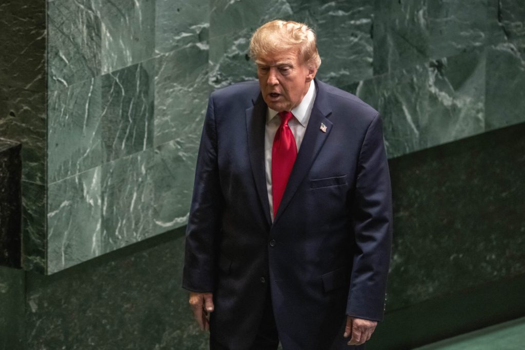 Trump afirmă că o „amenințare” a determinat SUA să-și retragă bombardierele de la o bază din Marea Britanie