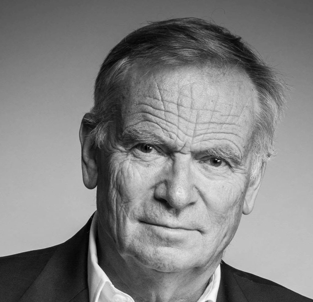 A murit Jeffrey Archer, romancierul cu 300 de milioane de cărți vândute și o viață demnă de un thriller