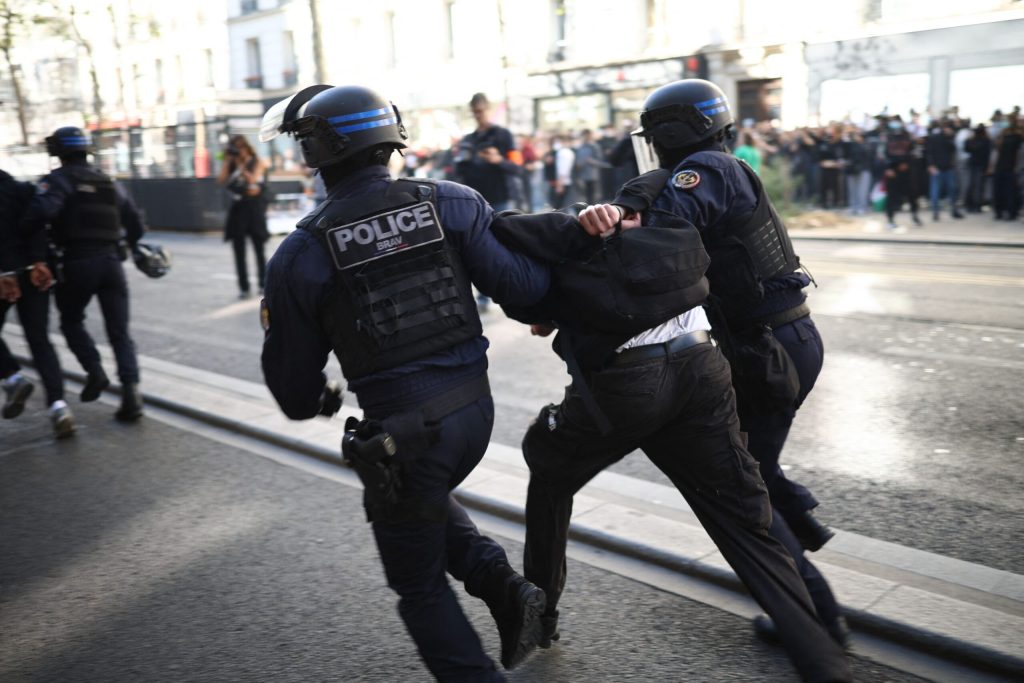 Protestele liceenilor se extind în Franța: sindicatele se alătură manifestațiilor. Peste 5.000 de persoane au fost reținute, majoritatea minori