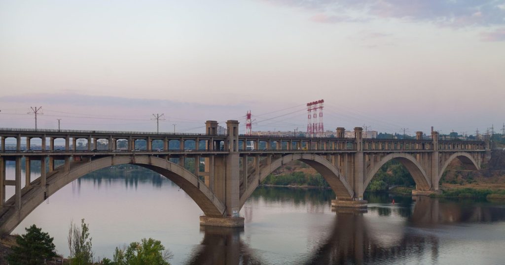 O dronă rusească a lovit un pod peste Nipru, în Zaporojie. Podul a fost închis, iar traficul, deviat
