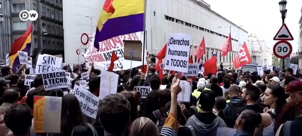 Protestele violente pentru dreptul la locuințe în Barcelona / Au fost arestate 13 persoane, iar 30 de polițiști au fost răniți