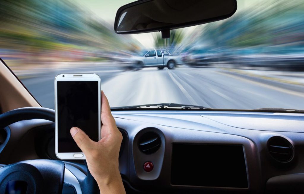 Polițiștii, cu ochii pe telefoanele mobile. Pe cele ale șoferilor care le folosesc în timp ce conduc