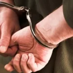 Neamţ: Un bărbat a fost arestat preventiv după ce a lovit cu capul un poliţist când urma să fie urcat în maşina de poliţie / Poliţiştii şi jandarmii au fost chemaţi pentru că bărbatul era băut şi făcea scandal în propria locuinţă