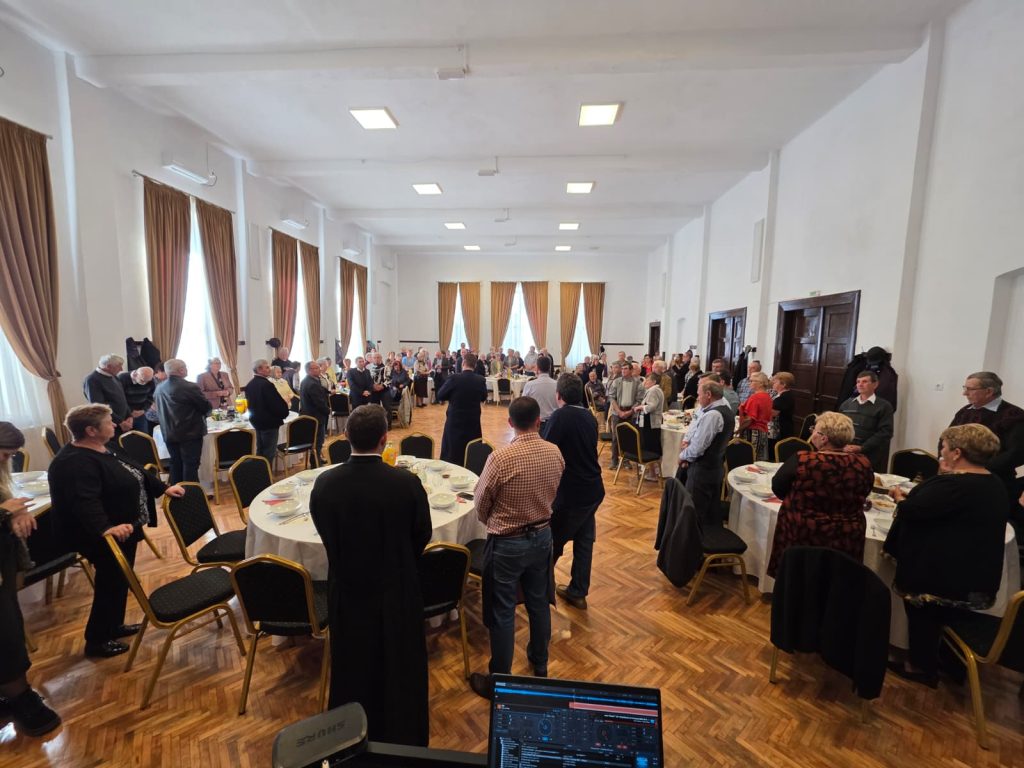 MARPOD: Primarul, ospătar pentru o zi. 120 de vârstnici, sărbătoriți de Ziua Pensionarului