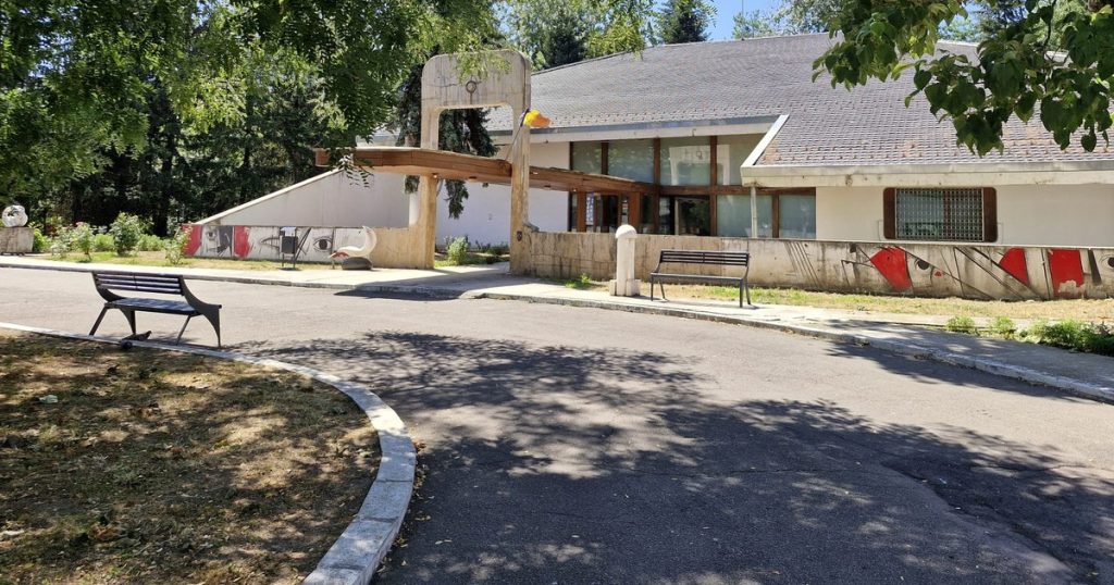 Cum a ajuns un profesor să locuiască în vila lui Ceaușescu, pe care dictatorul nu a mai apucat să o folosească: „Nu mai avea niciun paznic”