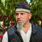 Susţinătorul lui Călin Georgescu, cercetat penal după ce a lovit doi cameramani de televiziune în faţa sediului DIICOT, a fost plasat sub control judiciar/ Bărbatul are interdicţie să participe la adunări publice