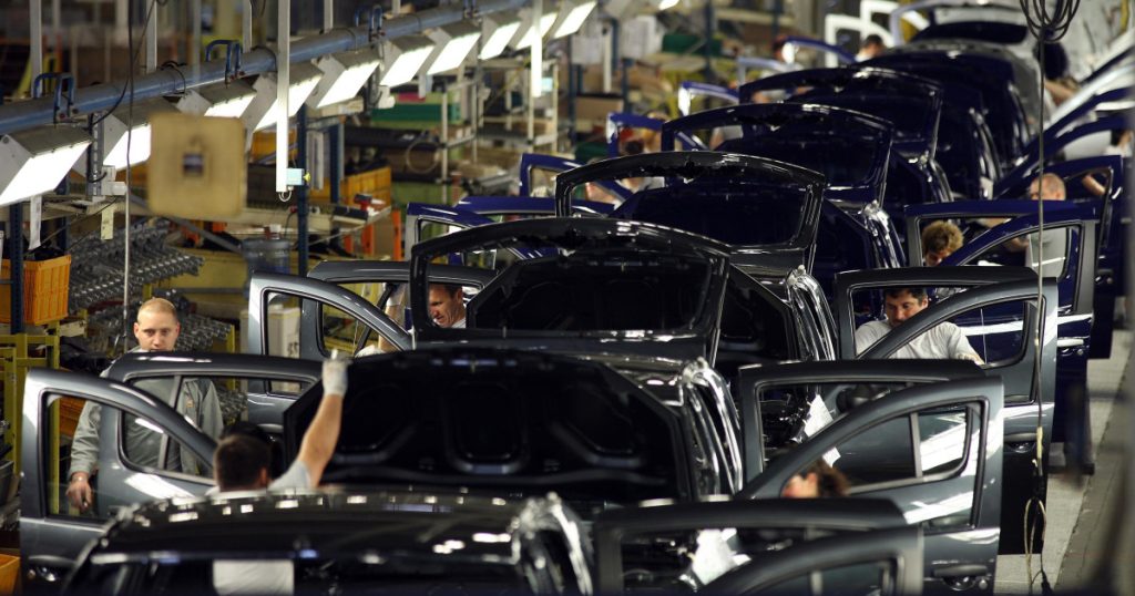 Dacia reduce producția la Mioveni pe fondul scăderii comenzilor. Angajații pot primi până la 240.000 de lei la plecarea voluntară