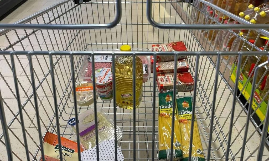 Românii au redus cumpărăturile în 2026. Vânzările de alimente au scăzut cu 4,2%, cele de produse nealimentare cu peste 6%