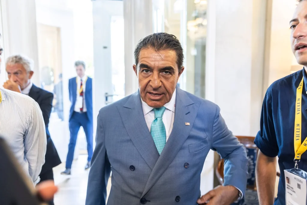 Emisarul lui Trump care l-a sunat în direct pe Nicușor Dan în timpul unei conferințe de presă, acuzat că a drogat și violat un fotomodel