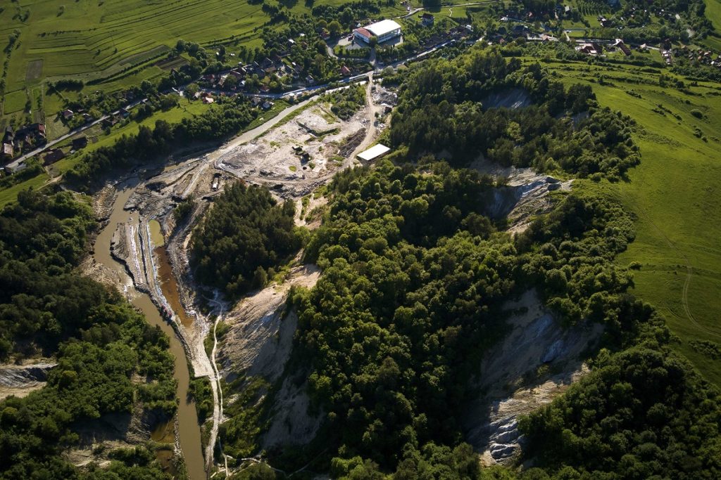 Starea de alertă de la Praid, prelungită cu încă o lună / În continuare este interzis accesul populaţiei în zona afectată