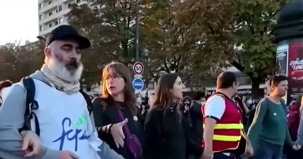 VIDEO Proteste masive în Franța. Sute de licee blocate și ciocniri violente cu poliția