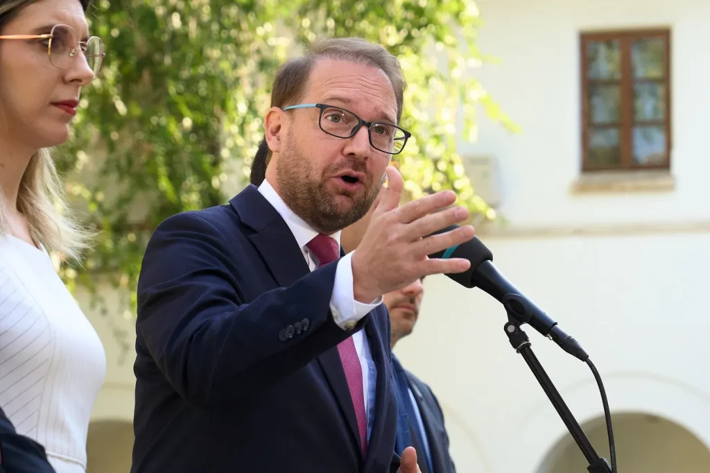 „Un guvern ca să arunce oamenii cu ouă și roșii în el”. Avertismentul lui Dominic Fritz pentru Luca Niculescu